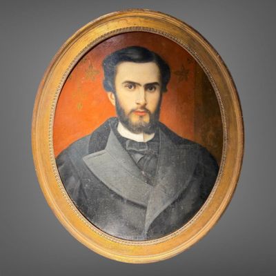 un tableau représentant un homme en costume et nœud papillon, dans un cadre doré