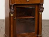 une vieille armoire en bois avec une porte vitrée sur le dessus