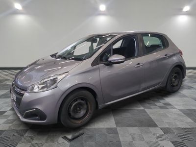 la photo d'une voiture argentée garée dans une salle d'exposition
