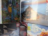 plusieurs puzzles sont empilés sur une table