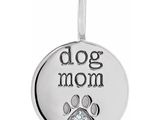 un pendentif « maman chien » orné d'une empreinte de patte