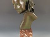 buste en bronze d'une jeune fille sur un socle en marbre