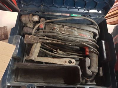 une boîte à outils avec des outils sur une table