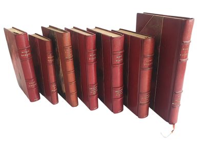 six livres rouges alignés sur une surface blanche