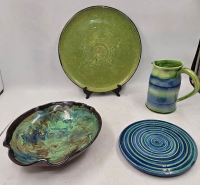 trois assiettes et deux tasses posées sur une table