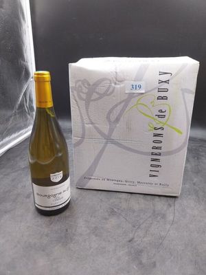 une bouteille de vin à côté d'un carton de vin