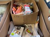 deux cartons contenant divers objets
