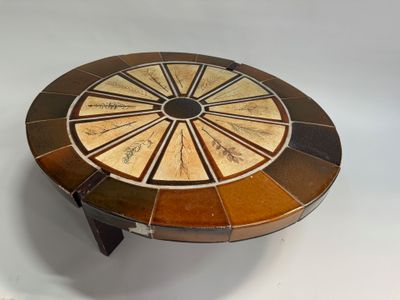 une photo d'une table basse ornée d'un motif circulaire