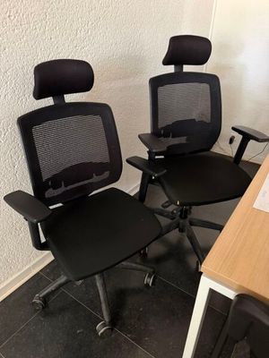 deux chaises de bureau placées l'une à côté de l'autre près d'un bureau