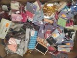 une boîte pleine d'objets assortis qui se trouvent dans la boîte