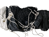 Plusieurs combinaisons de baignade noires et blanches sont attachées les unes aux autres sur un fond blanc.