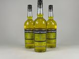 trois bouteilles de liqueur de citron posées sur une surface blanche