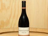 une bouteille de vin posée sur un tonneau