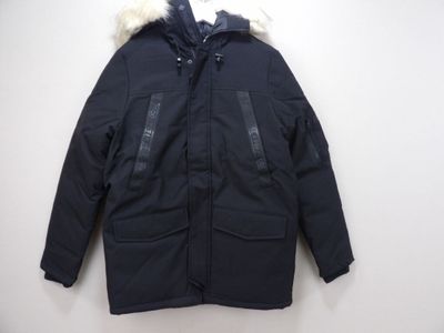 une veste noire avec une capuche blanche doublée de fourrure