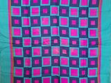 une couette bleue et rose à carreaux