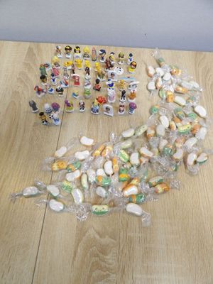 un tas de bonbons posé par terre à côté d'un sac de bonbons