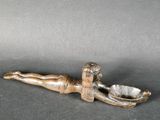 une figurine antique en bronze représentant une femme allongée sur le ventre