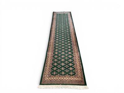 un tapis vert allongé sur fond blanc