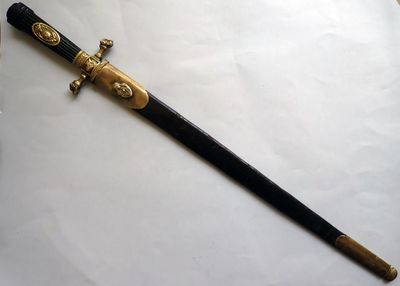 une épée noire et dorée sur un fond blanc