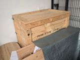 une boîte en bois posée sur une table à côté d'une chaise