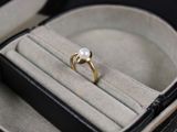 une bague dans un écrin contenant une perle