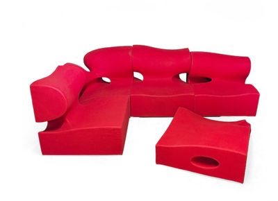 un canapé rouge posé sur une surface blanche