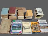 plusieurs livres sont empilés sur une table