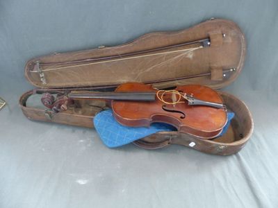 un violon dans un étui contenant une paire de ciseaux