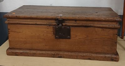 une vieille boîte en bois posée sur une table dans une pièce