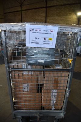un chariot rempli de cartons