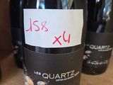 plusieurs bouteilles de vin sont alignées sur une table