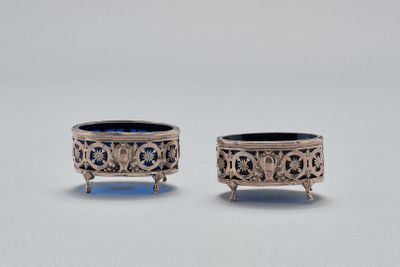 paire de bols en verre argenté et bleu, posés sur des socles