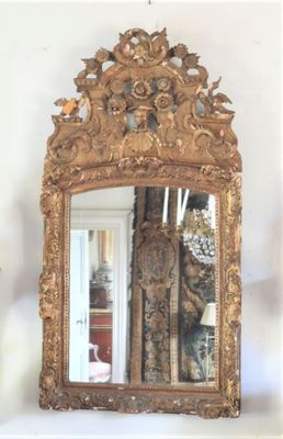un miroir accroché au mur à côté d'une lampe