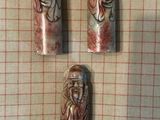 trois œuvres d'art posées sur une table