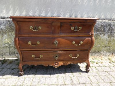 une commode marron posée sur un sol en briques