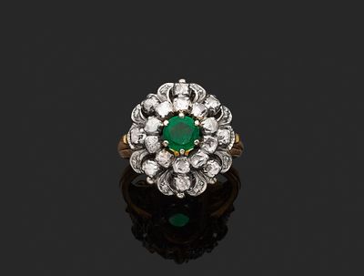 une bague à grappes d'émeraudes et de diamants