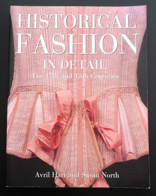 Couverture du livre « La mode historique en détail » d'Avrili Harry et Susan North