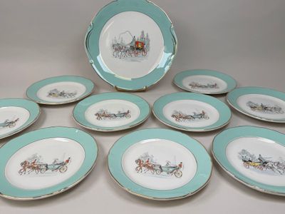 sept assiettes bleues et blanches ornées d'une image représentant une calèche