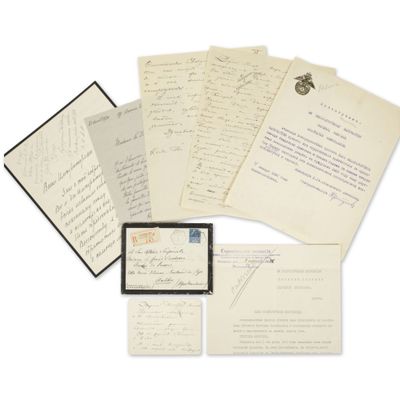 un assortiment de lettres et d'enveloppes affranchies