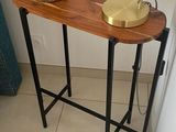 une petite table sur laquelle est posée une lampe