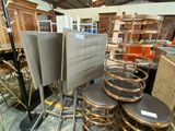 de nombreuses chaises et tabourets dans une pièce dotée d'un plafond