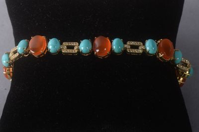 un gros plan d'un bracelet sur un mannequin