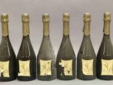 six bouteilles de champagne sont alignées
