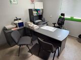 un bureau avec deux chaises et un ordinateur dessus