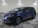 une voiture bleue est garée dans une pièce au sol à carreaux