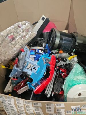 une boîte en carton remplie d'appareils électroniques divers et d'autres objets