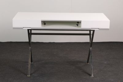 une photo d'un bureau blanc sur lequel se trouve un tiroir