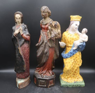 trois figurines représentant les trois rois mages et la sage
