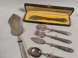 un lot de cuillères en argent et de cuillères dans une boîte