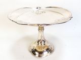 assiette en argent plaqué ornée d'un motif décoratif sur fond blanc